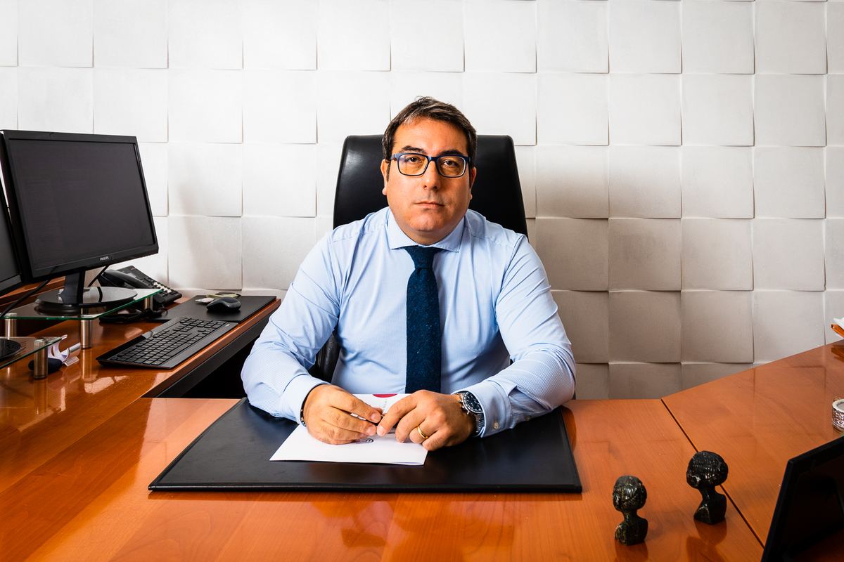 Dott. Giuseppe Canto nel proprio studio a Siracusa